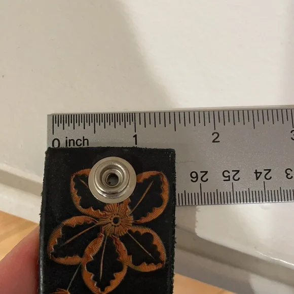 Stamped leather cuff bracelet - Picture 4 of 4